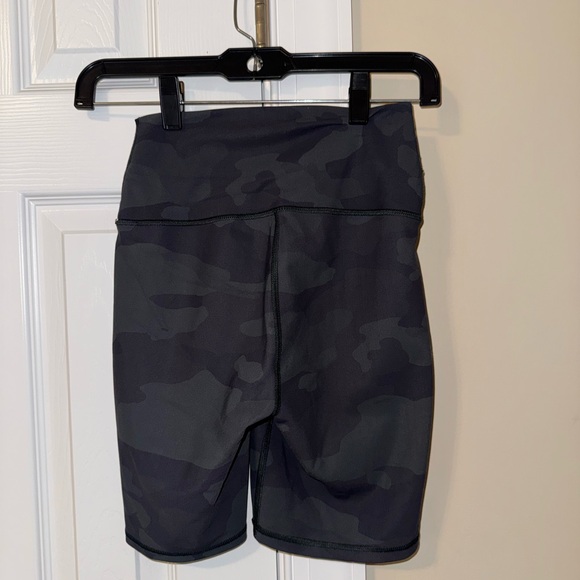ALO Yoga Vapor Camo Bike Shorts - Picture 5 of 5